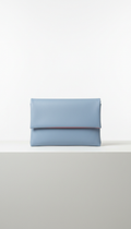 Foldover-Clutch in Puderblau
